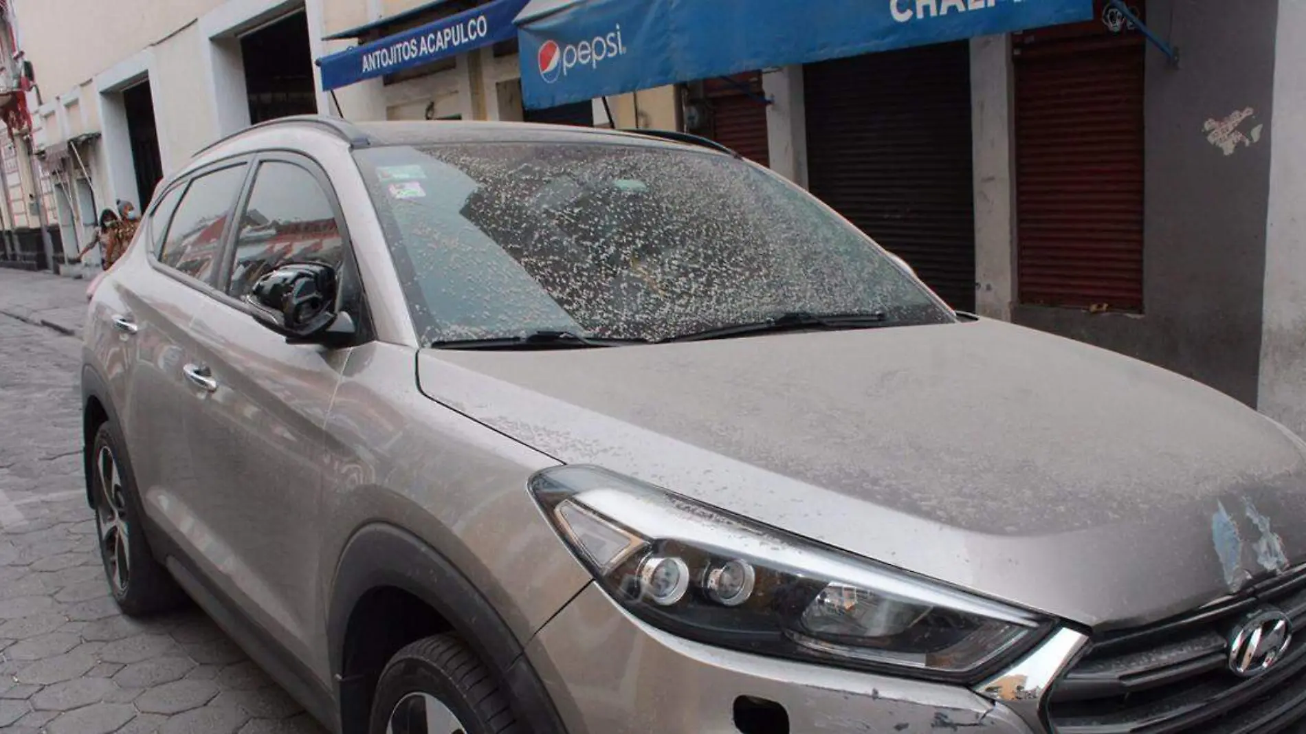 La lluvia de ceniza que tuvo una duración de varios días generó que tos los autos terminaran cubiertos de gris